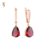 .Aretes de piedra en forma de lágrima en colores chapados en oro de 14 quilates, oro rosa y oro blanco.