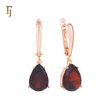 .Aretes de piedra en forma de lágrima en colores chapados en oro de 14 quilates, oro rosa y oro blanco.
