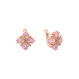 Pendientes de oro rosa en dos tonos con flor de circonitas cuadradas en racimo