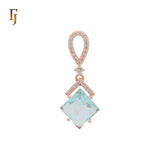 Hängender Anhänger in Rautenform mit seeblauen Zirkonia und weißem Zirkoniaband aus Roségold