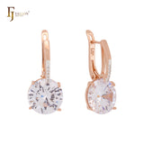Pendientes de clip bicolor en oro rosa con circonitas cúbicas grandes, redondeadas y coloridas, y circonitas blancas.