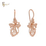 Pendientes de gancho de alambre de oro rosa con filigrana de flor de mariposa