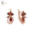 Pendientes de clip de oro rosa con flor en flor y circonitas rojas en racimo
