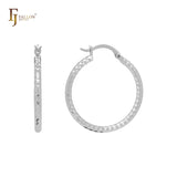 Elegantes aretes de aro minimalistas de oro rosa y oro de 14 quilates con textura de rombo compacto