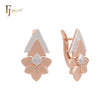 Pendientes de clip bicolor en oro rosa con circonitas blancas y doble triángulo en forma de flor de trébol.