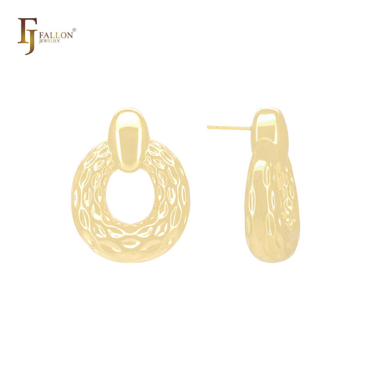 Aretes tipo botón con forma de marquesa con textura circular y cierre de seguridad en oro de 14 quilates, oro rosa y oro blanco.