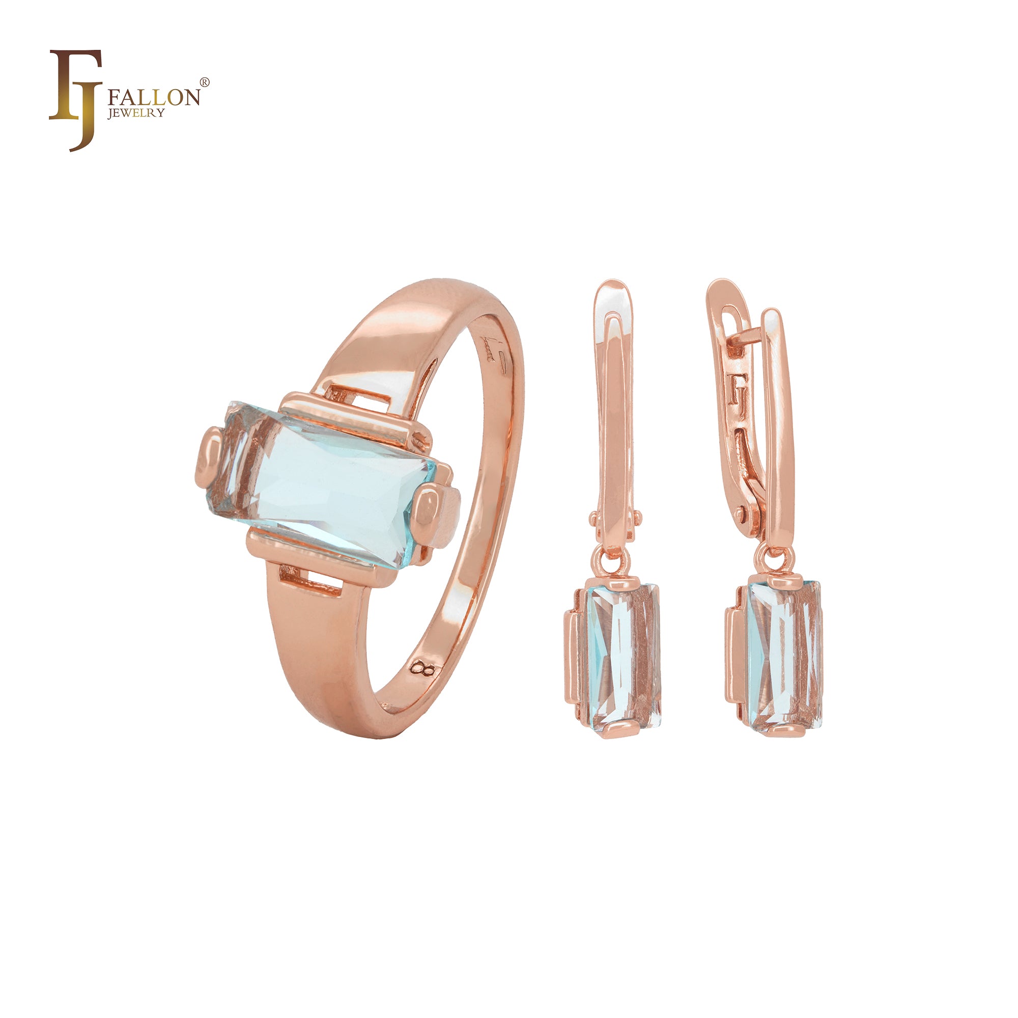 Conjunto de joyas de oro rosa con anillos y circonita cúbica azul lago de corte triangular.