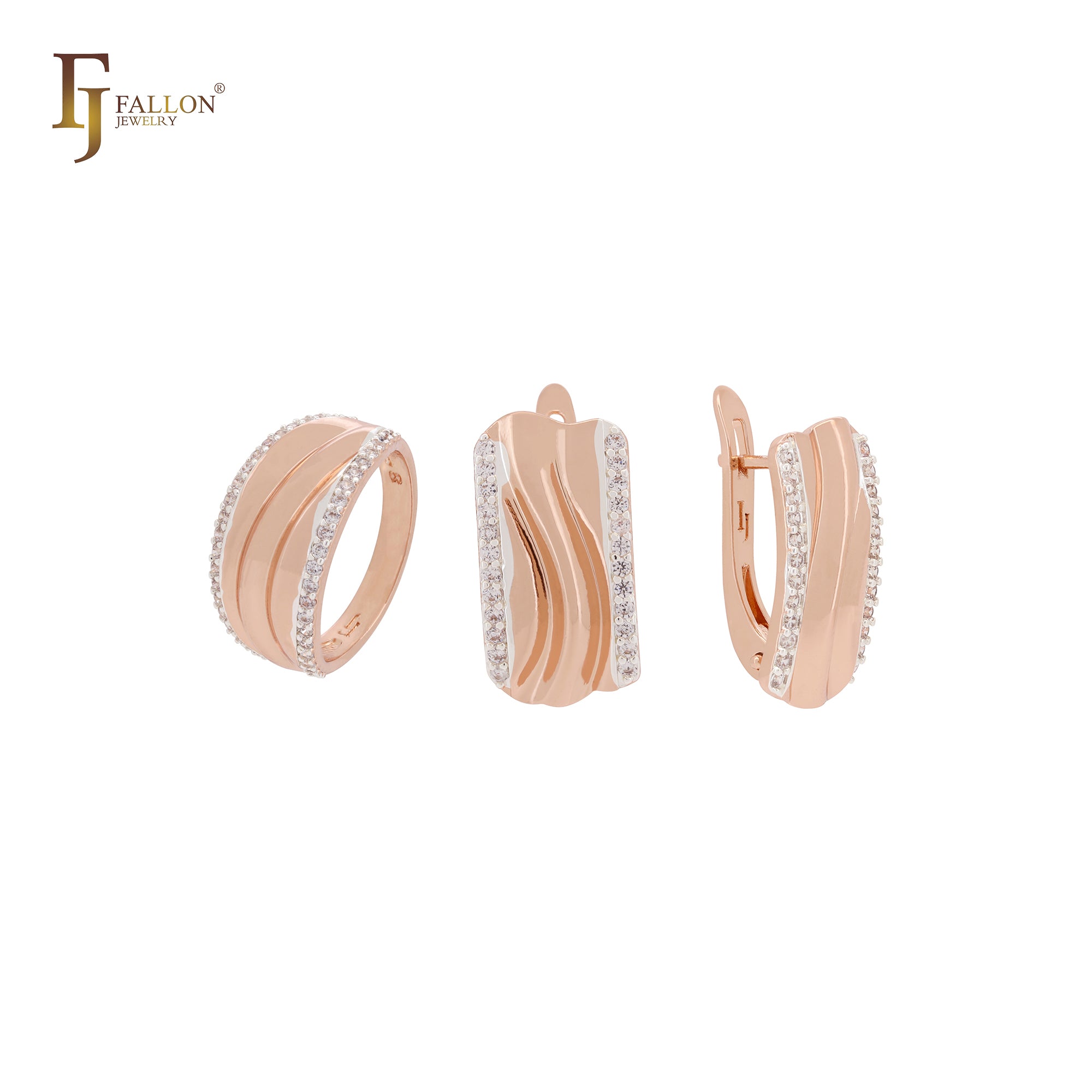 Conjunto de joyas de oro rosa de dos tonos con anillos y bandas anchas con circonitas blancas pavimentadas en los laterales.