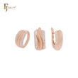 Conjunto de joyas de oro rosa de dos tonos con anillos y bandas anchas con circonitas blancas pavimentadas en los laterales.