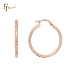 Elegantes aretes de aro minimalistas de oro rosa y oro de 14 quilates con textura de rombo compacto