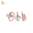 Conjunto de joyas de oro rosa de dos tonos con perla de flor voladora y circonitas blancas y anillos.