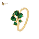 Anillos de compromiso de oro rosa con ramas en flor y circonitas azules