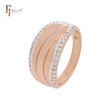 Anillos de moda de dos tonos en oro rosa con bandas anchas y circonitas blancas pavimentadas en los laterales.