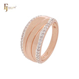 Anillos de moda de dos tonos en oro rosa con bandas anchas y circonitas blancas pavimentadas en los laterales.