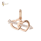 Pingente de cruz de seta duplo corações banhado em ouro 14K