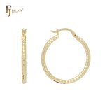 Elegantes aretes de aro minimalistas de oro rosa y oro de 14 quilates con textura de rombo compacto