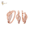 Conjunto de joyas de oro rosa con anillos y circonitas blancas pavimentadas que se cruzan en una cinta.