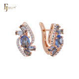 Lujosos pendientes de clip de oro rosa de dos tonos con brillantes circonitas azules y blancas.