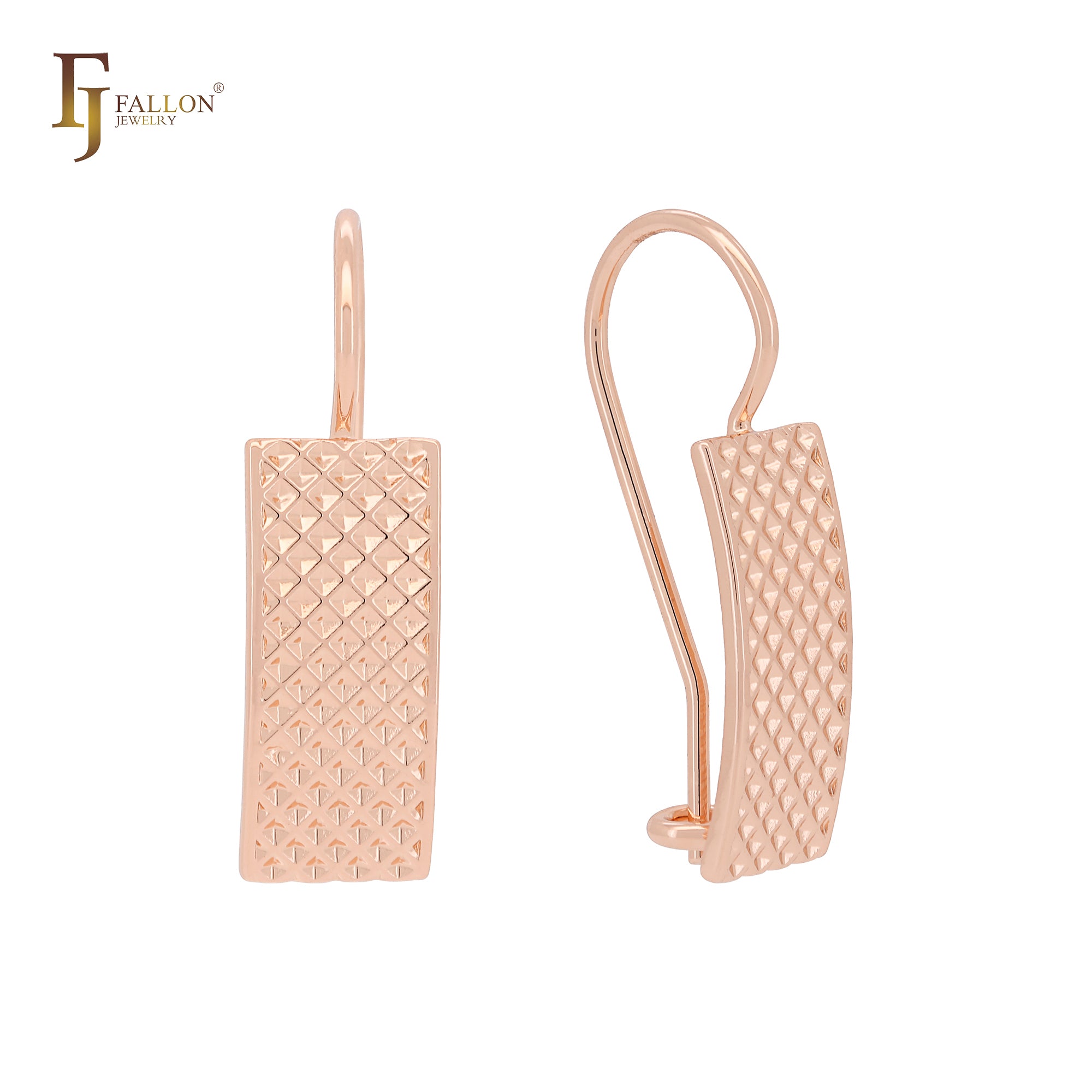 Pendientes de gancho de alambre de oro rosa con flanco de rombo martillado y textura cuadrada