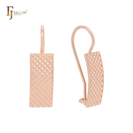 Pendientes de gancho de alambre de oro rosa con flanco de rombo martillado y textura cuadrada