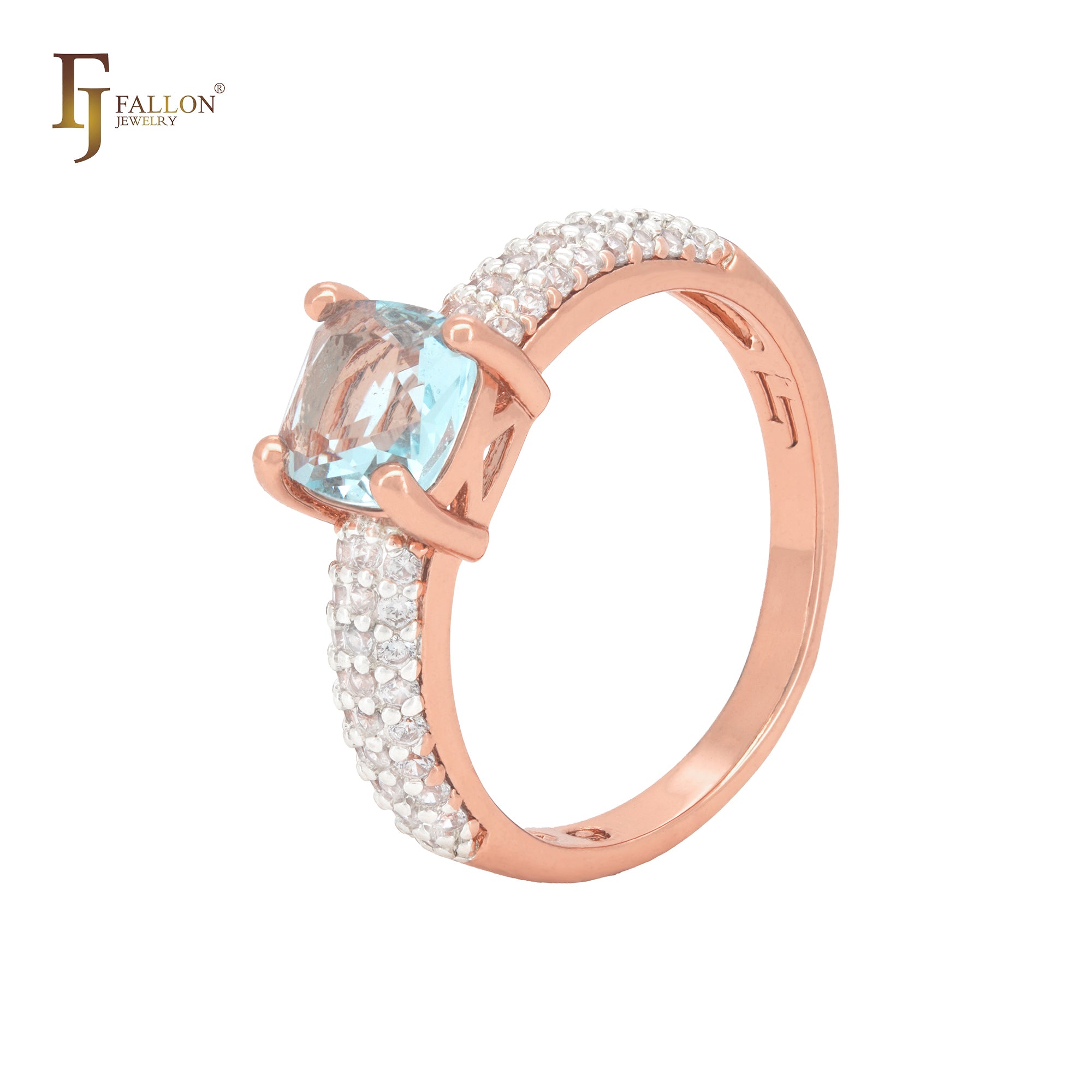 Lujosa banda de circonitas blancas con triple pavé y circonitas azul lago en oro rosa.