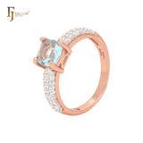Lujosa banda de circonitas blancas con triple pavé y circonitas azul lago en oro rosa.