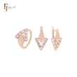 Conjunto de joyas con anillos en oro rosa y circonitas cúbicas blancas en forma de V y forma de chevrón.