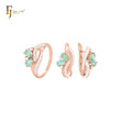 Conjunto de joyas de oro rosa de dos tonos con anillos y lazos entrelazados con circonitas cúbicas en racimo de esmeraldas