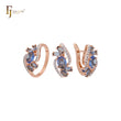 Lujoso conjunto de joyas de oro rosa de dos tonos con anillos en un grupo de circonitas azules y blancas brillantes.