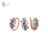 Lujoso conjunto de joyas de oro rosa de dos tonos con anillos en un grupo de circonitas azules y blancas brillantes.