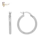 Elegantes aretes de aro minimalistas de oro rosa y oro de 14 quilates con textura de rombo compacto