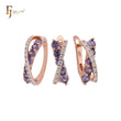 Conjunto de joyas de oro rosa de dos tonos con anillos y bandas cruzadas de circonitas blancas y moradas pavimentadas.