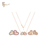 Collar de oro rosa de 14 quilates con doble corazón de circonitas azules y rosas.