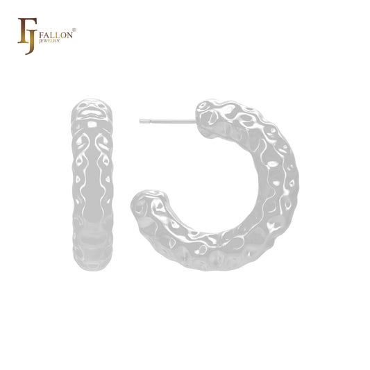Pendientes tipo aro con forma de C y tubo redondeado con textura de puntos en oro de 14 quilates, oro rosa y oro blanco.