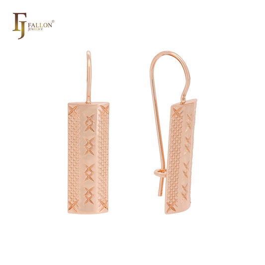 Pendientes de gancho de alambre de oro rosa con cruces, cortes martillados en el flanco y cuadrados