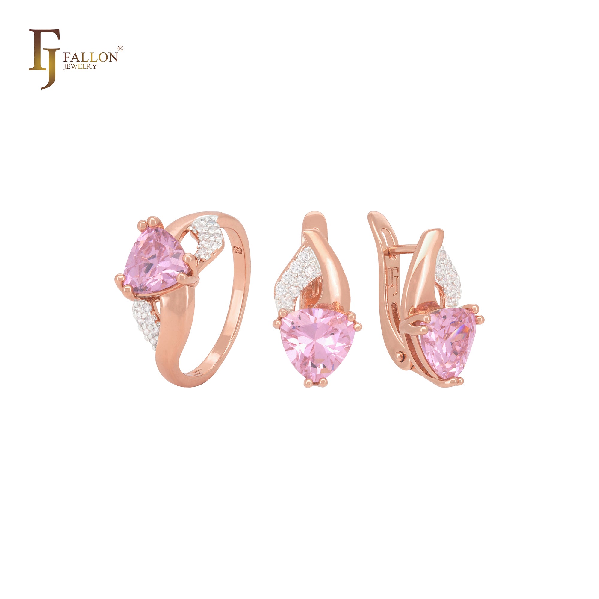 Conjunto de joyas de oro rosa con anillos y solitario triangular de circonita cúbica con circonitas blancas.