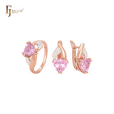 Conjunto de joyas de oro rosa con anillos y solitario triangular de circonita cúbica con circonitas blancas.