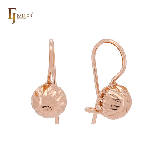 Pendientes de oro rosa con gancho de alambre y farol con textura de rombo