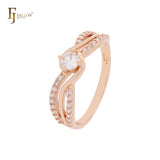 Anillos de moda en oro rosa con cinta retorcida de circonitas blancas