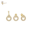Pequeño conjunto de joyas de oro de 14 quilates con circonitas blancas circulares, colgante y pendientes tipo botón.