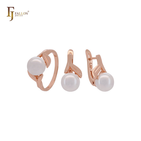 Elegante conjunto de joyas de oro rosa con anillos y perla bajo las hojas