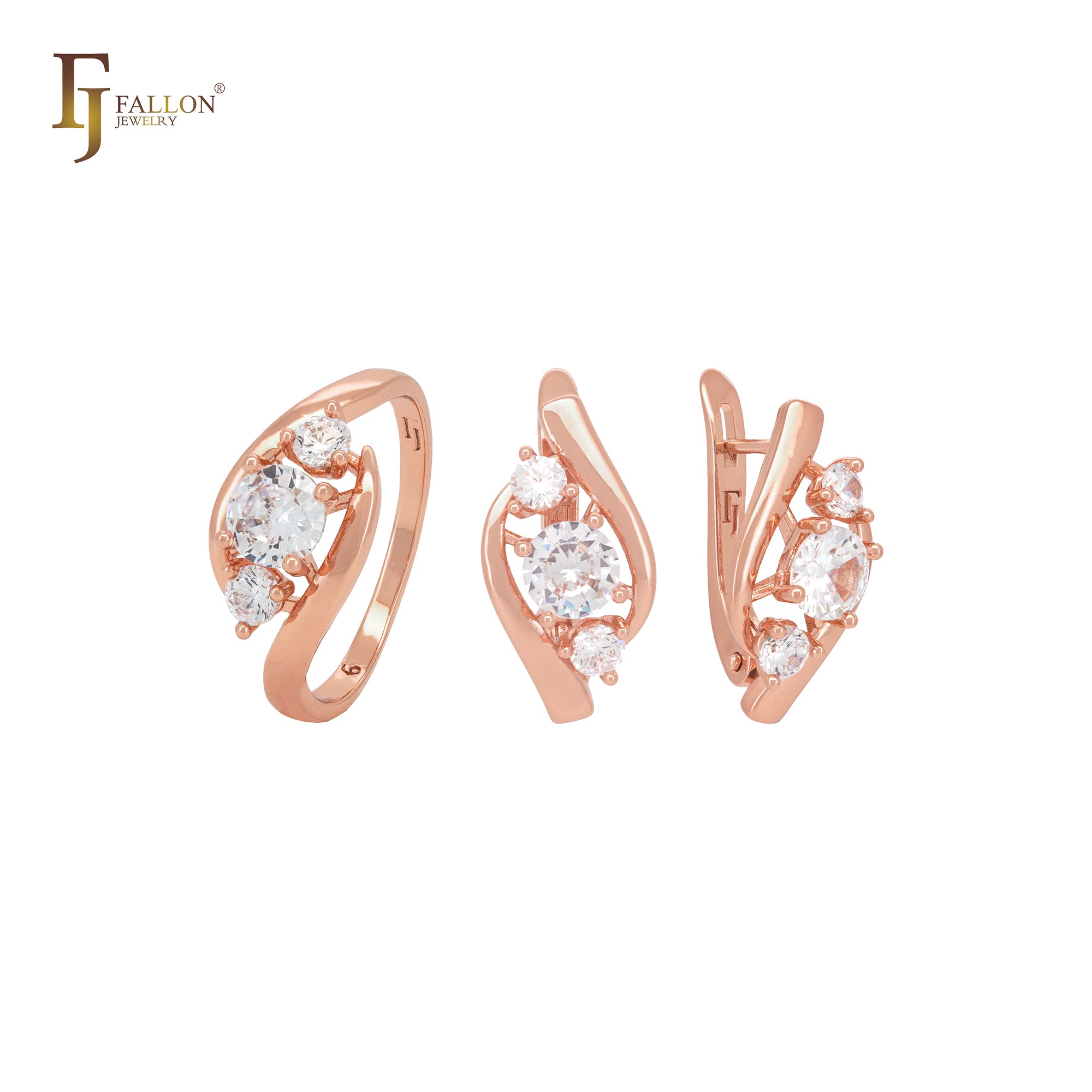 Elegante conjunto de joyas de oro rosa con anillos y triple circonita blanca engastada.