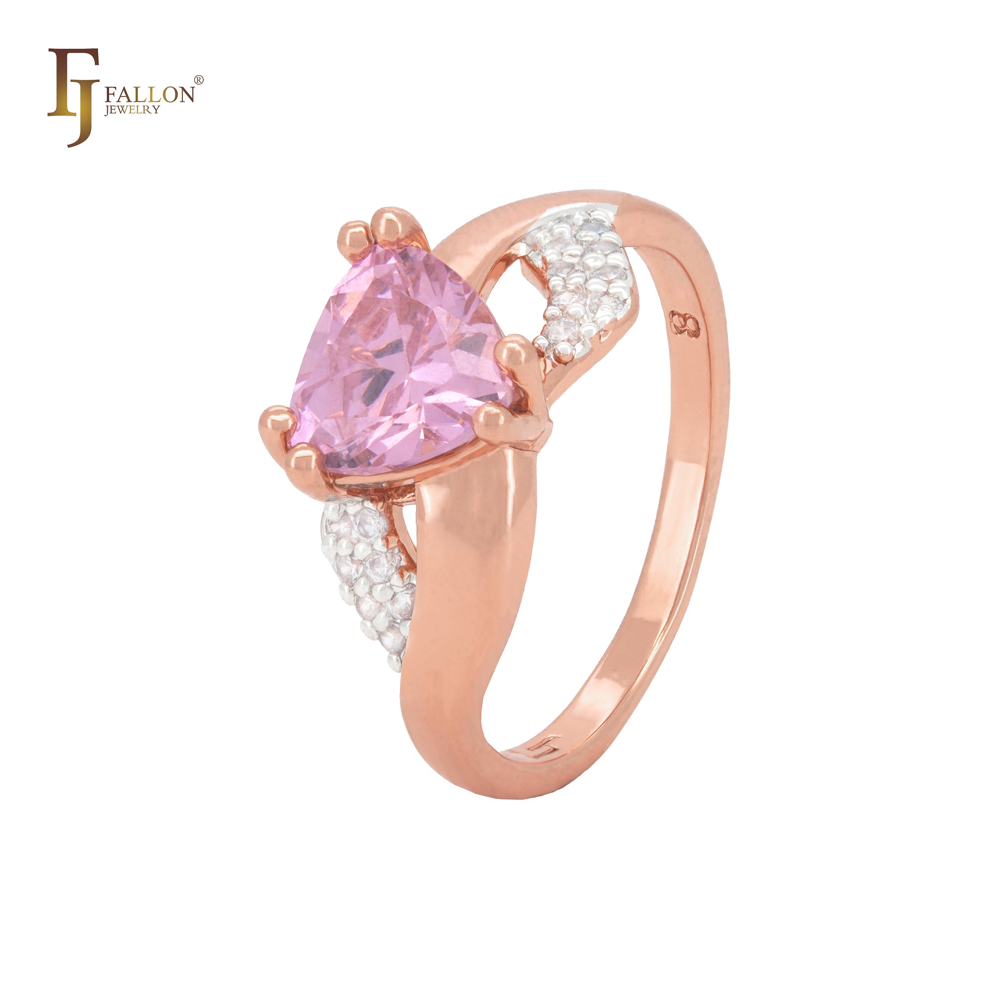 Anillo de moda en oro rosa con solitario triangular de circonitas cúbicas blancas y circonitas cúbicas.
