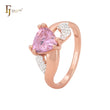 Anillo de moda en oro rosa con solitario triangular de circonitas cúbicas blancas y circonitas cúbicas.