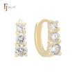 Pendientes Huggie de oro de 14 quilates con circonitas blancas triples redondeadas