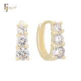 Pendientes Huggie de oro de 14 quilates con circonitas blancas triples redondeadas