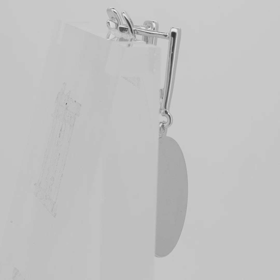Pendientes minimalistas de clip con disco redondeado plano en oro de 14 quilates, oro rosa y oro blanco.