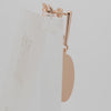 Pendientes minimalistas de clip con disco redondeado plano en oro de 14 quilates, oro rosa y oro blanco.