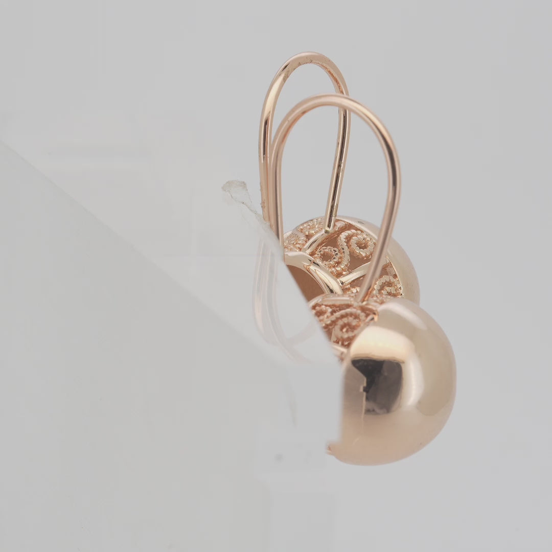 Pendientes de gancho de alambre con forma de linterna de cuentas de Oksana en colores chapados en oro de 14 quilates, oro de 18 quilates y oro rosa.