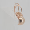Pendientes de gancho de alambre con forma de linterna de cuentas de Oksana en colores chapados en oro de 14 quilates, oro de 18 quilates y oro rosa.